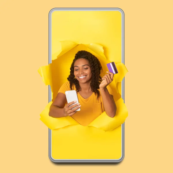 Mobil Alışveriş Neşeli Afro Amerikan Kadın Stüdyo Arkaplanındaki Yırtık Sarı — Stok fotoğraf