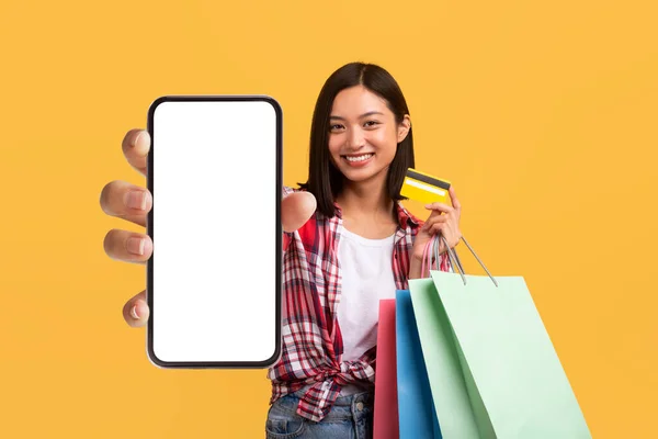 Feliz Senhora Asiática Com Muitas Malas Cartão Crédito Mostrando Smartphone — Fotografia de Stock