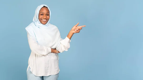 Podívej Šťastná Černá Muslimská Dáma Ukazuje Prstem Stranou Kopírování Prostoru — Stock fotografie