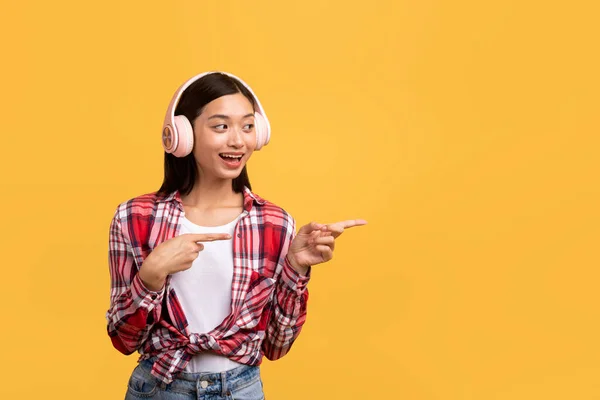 Amoureux Musique Heureuse Dame Asiatique Écoutant Musique Dans Les Écouteurs — Photo