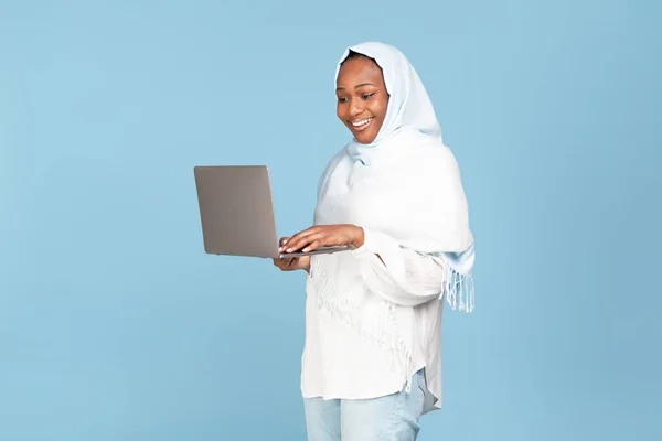 Freelance Dan Pendidikan Online Untuk Muslim Perempuan Konsep Happy Black — Stok Foto