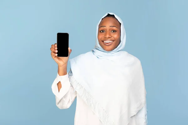 Happy African American Muslim Woman Showing Cellphone Blank Screen Advertising — Stok Foto