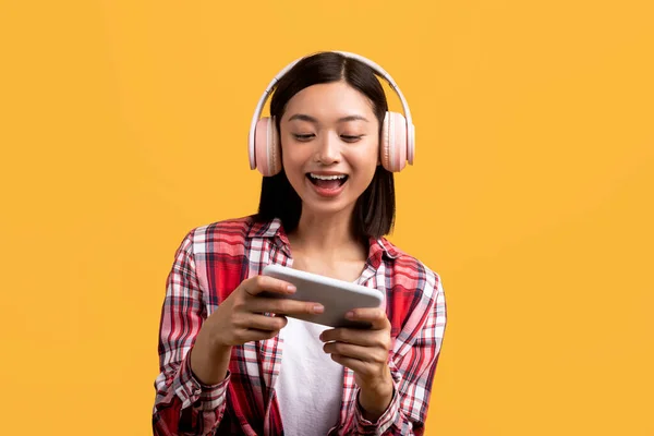 Divertissement Jeux Ligne Joyeuse Dame Asiatique Dans Les Écouteurs Sans — Photo