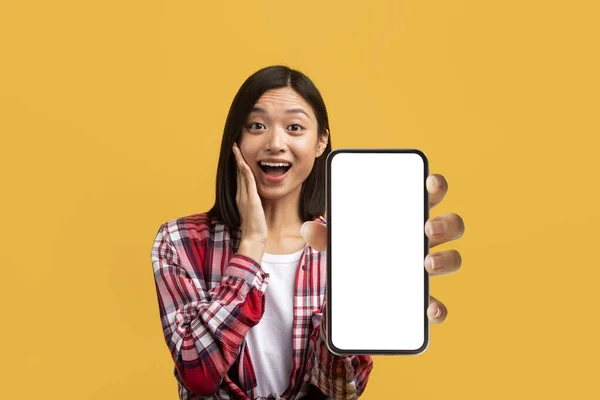 Erstaunliche Werbung Aufgeregte Asiatische Frau Hält Smartphone Mit Leerem Bildschirm — Stockfoto