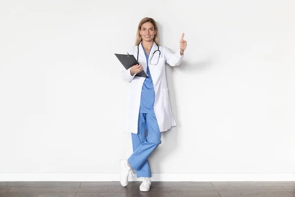 Smiling Female Doctor Uniform Holding Clipboard Showing Thumb Beautiful Therapist — 스톡 사진