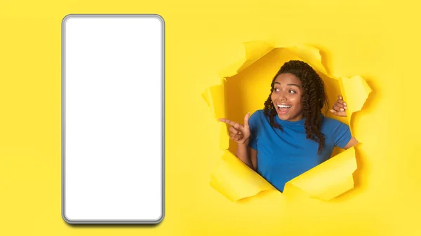 Happy Black Woman Ukazující Prst Obrovský Mobilní Telefon Prázdnou Obrazovkou — Stock fotografie