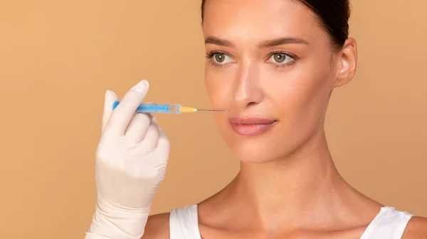 Injektionskosmetologie Konzept Junge Frau Bekommt Hyaluronsäure Füllstoff Für Ihre Nasolabialfalten — Stockfoto