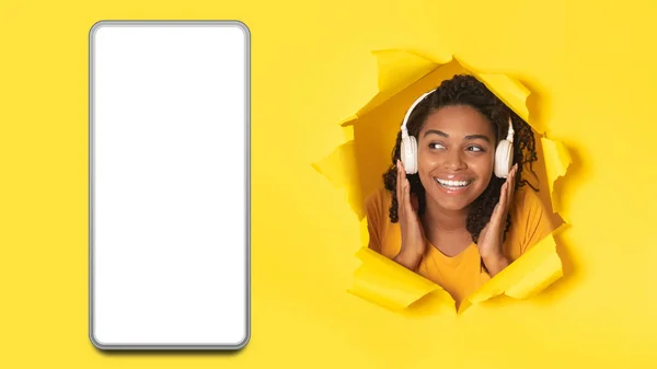 Mujer Negra Feliz Usando Auriculares Cerca Teléfono Celular Enorme Con — Foto de Stock