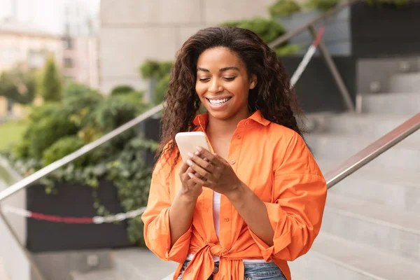 Bin Yıllık Neşeli Afro Amerikan Kadın Akıllı Telefonda Sohbet Ediyor — Stok fotoğraf