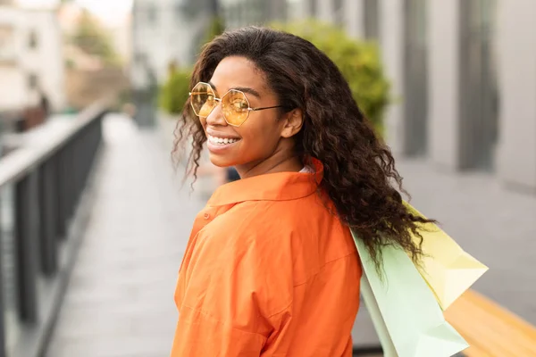 Estilo Vida Feliz Millennial Cliente Afroamericano Dama Casual Gafas Con —  Fotos de Stock