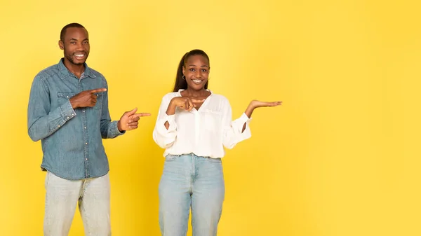 Teklifi Kontrol Mutlu Afro Amerikan Çiftler Serbest Alan Reklamcılığında Stüdyodaki — Stok fotoğraf