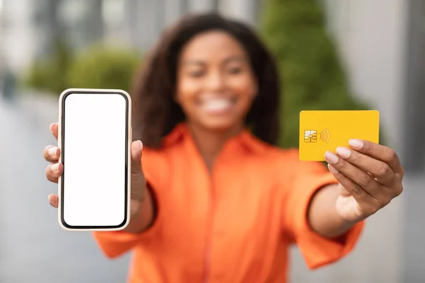Šťastný Tisíciletá Africká Americká Dáma Příležitostné Show Kreditní Karty Smartphone — Stock fotografie