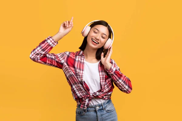 Joyeuse Dame Asiatique Écoutant Musique Ligne Dans Des Écouteurs Sans — Photo