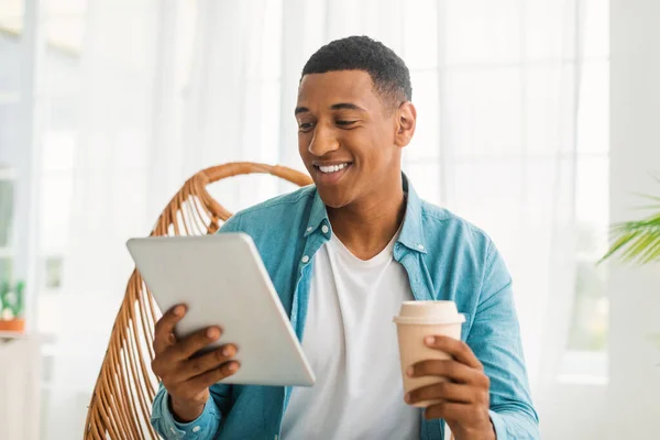 Χαμογελώντας Νεαρός Μαύρος Casual Chat Στο Tablet Παρακολουθήστε Βίντεο Απολαύστε — Φωτογραφία Αρχείου
