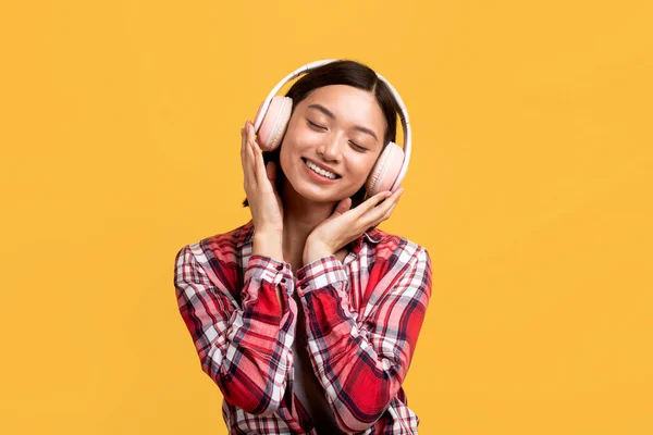 Odpočiňte Relaxujte Pozitivní Čínská Žena Nosí Dotýká Bezdrátové Sluchátka Poslech — Stock fotografie