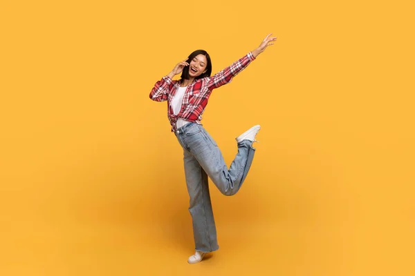 全身上下都是快乐的亚洲女人的照片 她跳着舞着 到处晃来晃去 心情很好 庆祝战胜了黄色工作室的背景 自由自在 — 图库照片