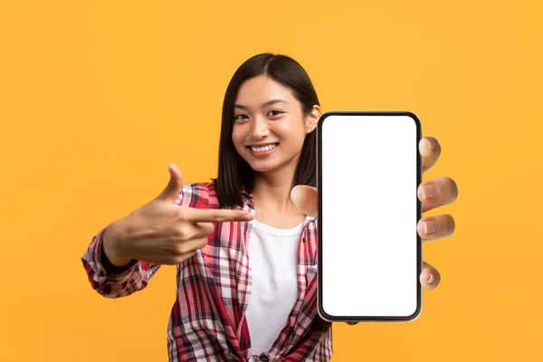 Harika Mobil Uygulama Pozitif Asyalı Kadın Cep Telefonuna Boş Ekran — Stok fotoğraf