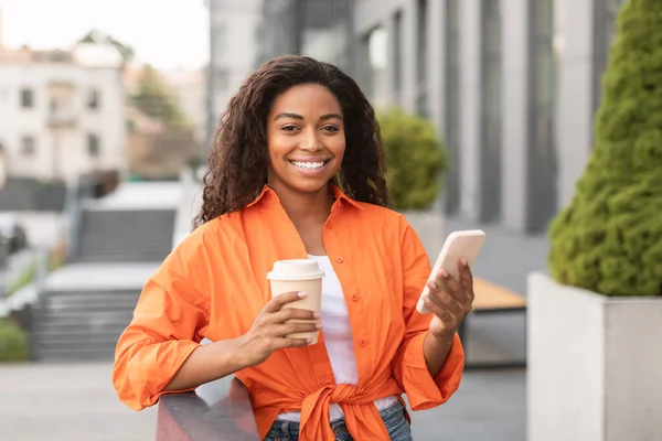 Glad Tusenårig Afrikansk Amerikansk Kvinna Casual Skriva Smartphone Njuta Take — Stockfoto