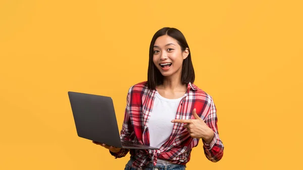 Szczęśliwa Chinka Korzystająca Laptopa Wskazująca Palcem Komputer Pracująca Online Uśmiechnięta — Zdjęcie stockowe