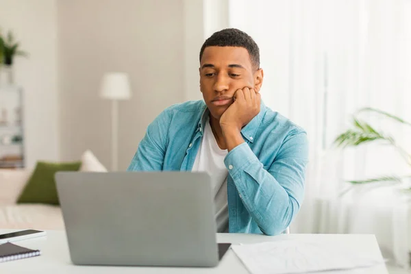 Droevige Vermoeide Verveelde Jonge Zwarte Man Casual Kijkt Naar Laptop — Stockfoto