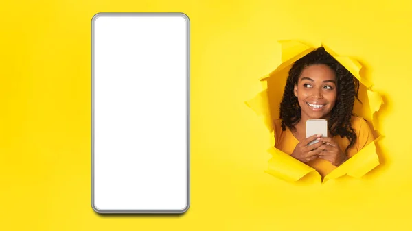 Счастливая Афроамериканская Леди Глядя Сторону Большого Сотового Телефона Пустым Экраном — стоковое фото