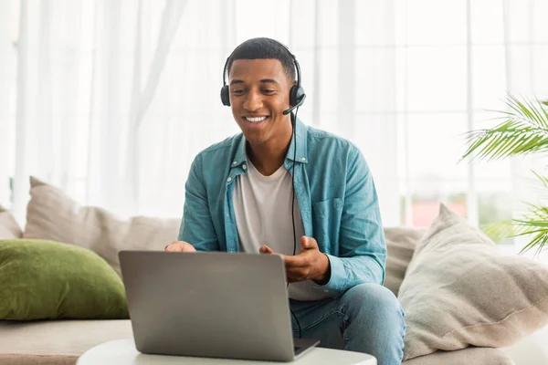Χαρούμενος Νεαρός Μαύρος Άνδρας Τζιν Ακουστικά Έχει Βιντεοκλήση Στο Laptop — Φωτογραφία Αρχείου