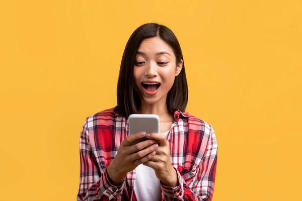 Überraschte Asiatische Dame Mit Smartphone Blick Auf Bildschirm Mit Geöffnetem — Stockfoto