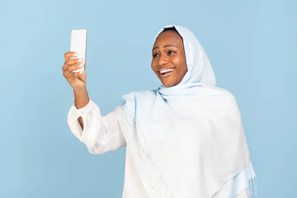 Mujer Musulmana Afroamericana Positiva Sosteniendo Teléfono Celular Haciendo Videollamadas Tomando — Foto de Stock