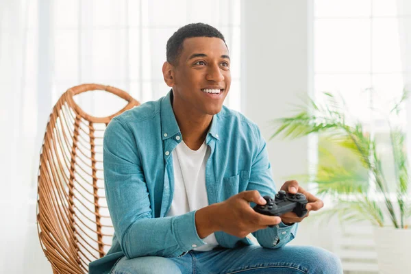 Froh Glücklich Junge Schwarze Mann Jeans Mit Joystick Spielt Online — Stockfoto