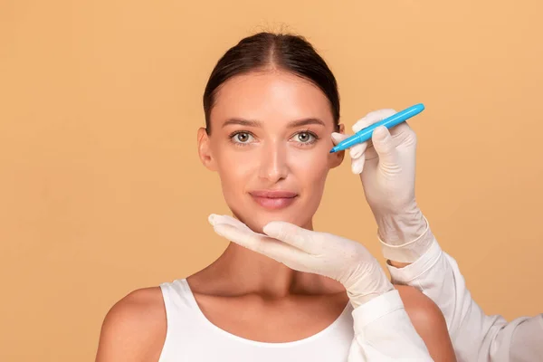 Műtét Előtti Hölgy Kozmetikus Fogdossa Rajzolja Korrekciós Vonalak Női Arc — Stock Fotó