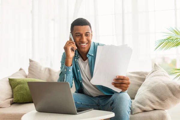 Χαρούμενος Νεαρός Μαύρος Άντρας Τζιν Κλήσεις Από Τηλέφωνο Δουλεύει Έγγραφα — Φωτογραφία Αρχείου