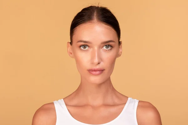 Beautiful Caucasian Woman Perfect Skin Posing Looking Camera Isolated Beige — Stock Photo, Image