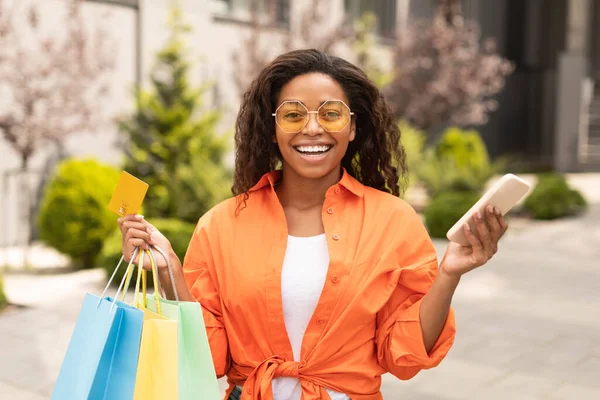 何百万人ものアフリカ系アメリカ人女性をカジュアルや眼鏡で笑い 多くのバッグや電話で買い物や街の通りを歩くのを楽しんでいます 巨大な販売 オファー キャッシュバック 人々の感情 — ストック写真