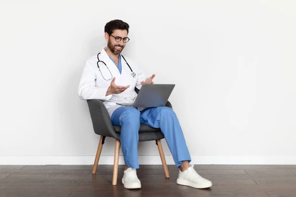 Telemedizin Konzept Lächelnde Männliche Arzt Mit Laptop Für Telefonkonferenzen Mit — Stockfoto