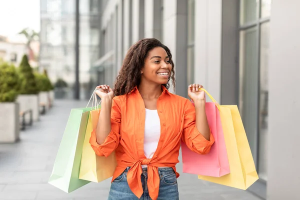 Bin Yıllık Afro Amerikan Kadın Müşterinin Alışveriş Çantalarıyla Şehir Sokaklarında — Stok fotoğraf