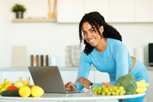 Healthy Lifestyle Concept Happy African American Woman Using Laptop Searching — Stock Photo, Image