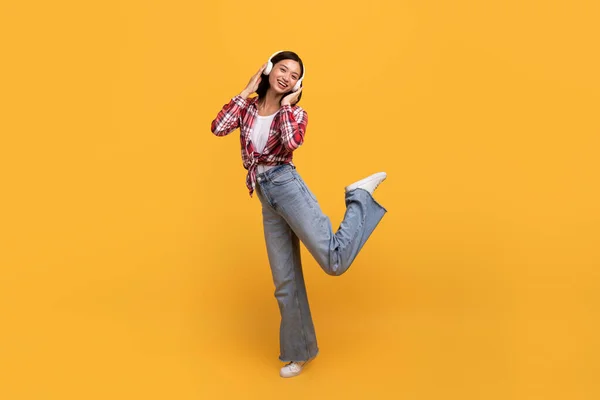 Kablosuz Kulaklıkla Müzik Dinleyen Dans Eden Sarı Stüdyoda Eğlenen Asyalı — Stok fotoğraf