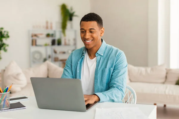 Dizüstü Bilgisayarda Çalışan Neşeli Genç Yakışıklı Siyahi Adam Video Görüşmesi — Stok fotoğraf