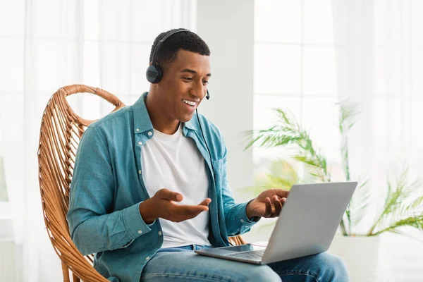 Vrolijke Jonge Zwarte Man Casual Met Hoofdtelefoon Kijkt Naar Laptop — Stockfoto