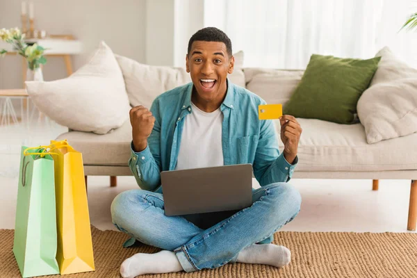 Dizüstü Bilgisayarı Olan Mutlu Genç Siyahi Bir Adam Bir Sürü — Stok fotoğraf