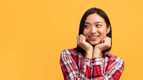 Remek Ajánlat Elég Boldog Ázsiai Hölgy Megérinti Arcát Kezét Félrenéz — Stock Fotó