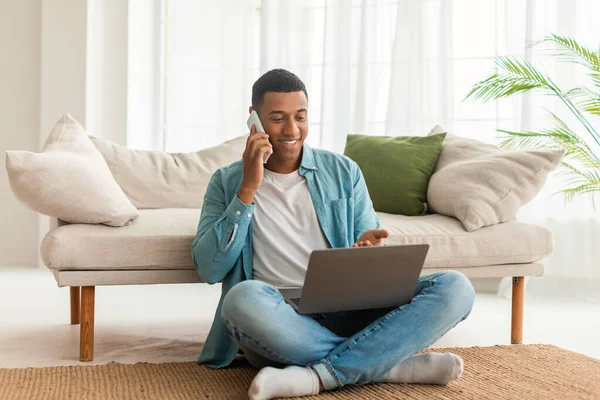 Lächelnd Telefoniert Ein Junger Schwarzer Mann Jeans Plaudert Laptop Sitzt — Stockfoto