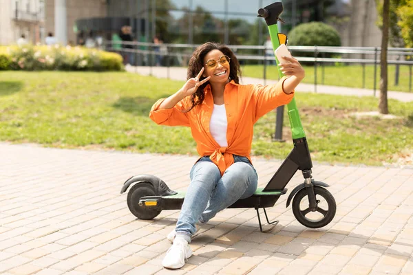 Eco Transporte Personal Ciudad Alegro Que Señora Afroamericana Milenaria Casual — Foto de Stock