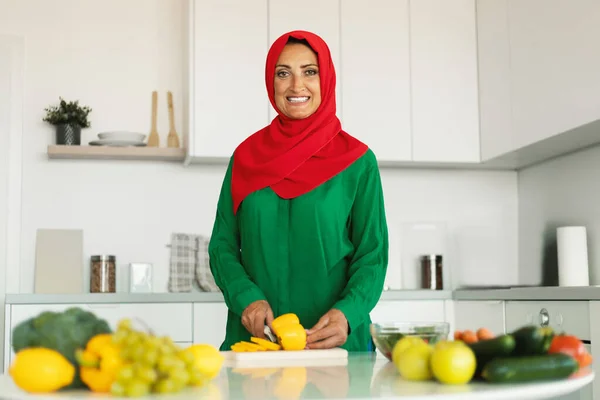 Happy Mature Muslim Woman Cooking Cutting Vegetables Making Salad Standing — Stock Photo, Image