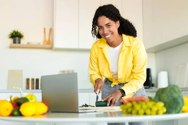 Lezione Online Cucina Utile Sorridente Donna Afro Americana Che Insalata — Foto Stock