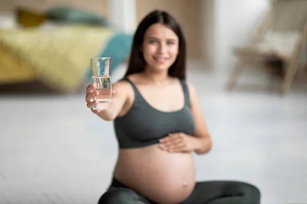 Zdravé Pití Usmívající Těhotná Dáma Objímající Břicho Dávat Sklo Vodou — Stock fotografie