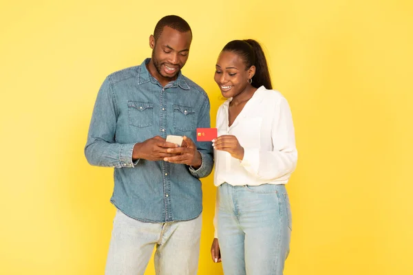 Mobil Alışveriş Neşeli Siyah Çift Telefon Kullanıyor Kredi Kartı Kullanıyor — Stok fotoğraf