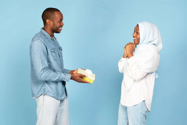 Black Islamic Man Giving Gift Box Wife Standing Posing Blue — Stock Photo, Image