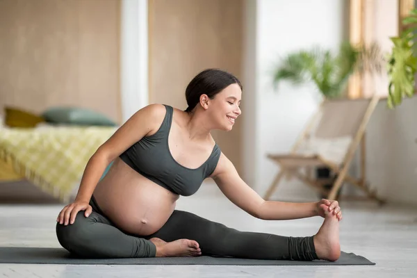 Gimnasia Prenatal Feliz Mujer Embarazada Joven Estirándose Esterilla Yoga Casa — Foto de Stock