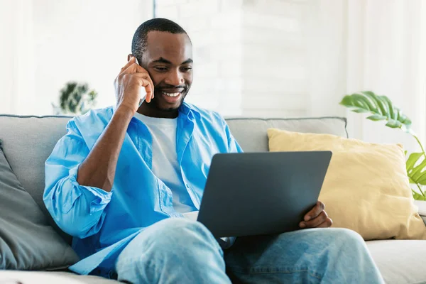 Uzaktan Kariyer Konsepti Mutlu Afro Amerikalı Adam Cep Telefonuyla Konuşuyor — Stok fotoğraf